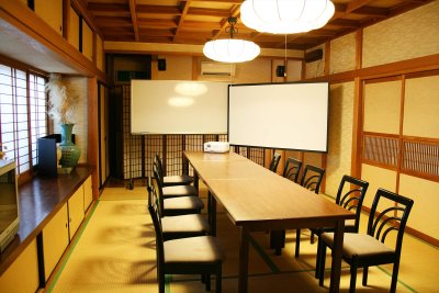 会議を兼ねた懇親会に
